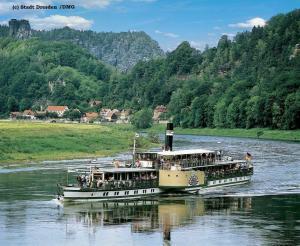 Dampferfahrt auf der Elbe mit historischen Schaufelraddampfern