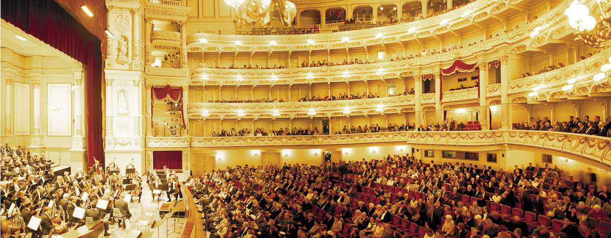 Innenraum der Semperoper während einer Aufführung. 