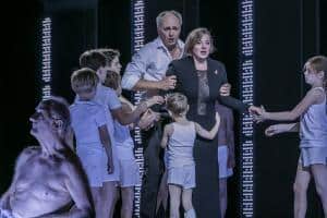 »Oedipus Rex«, Stephan Rügamer (Oedipus), Claudia Mahnke (Iokaste), Herren des Sächsischen Staatsopernchores