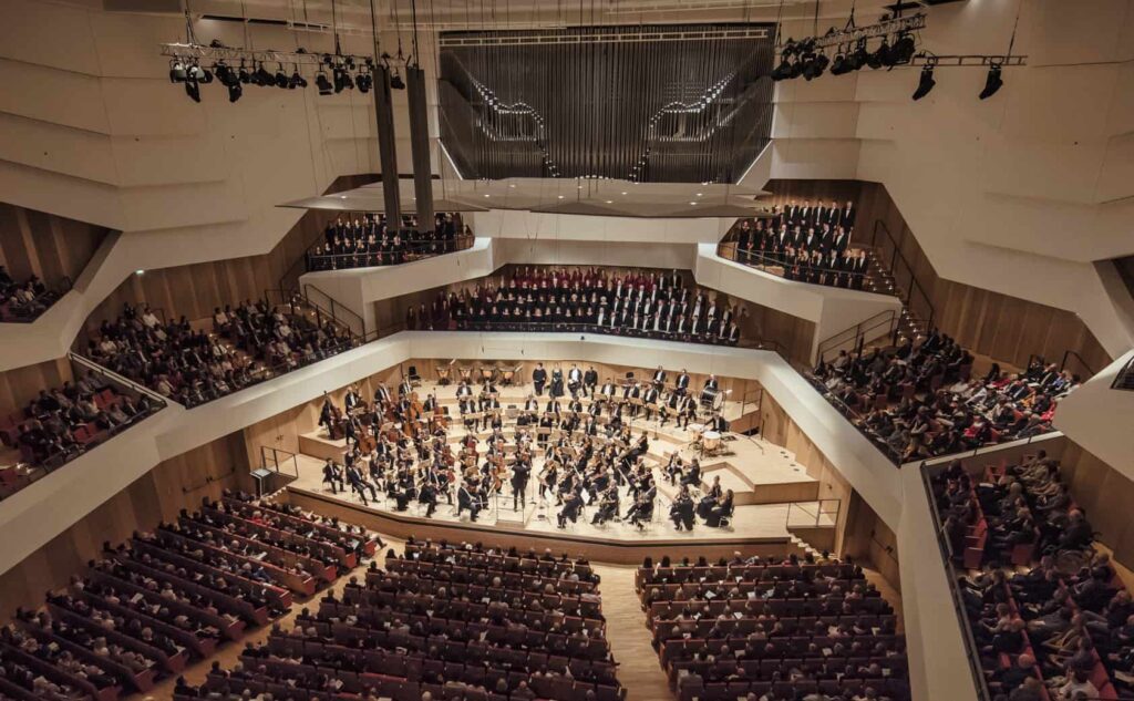 Kulturpalast Dresden - Konzertsaal mit Orchester 