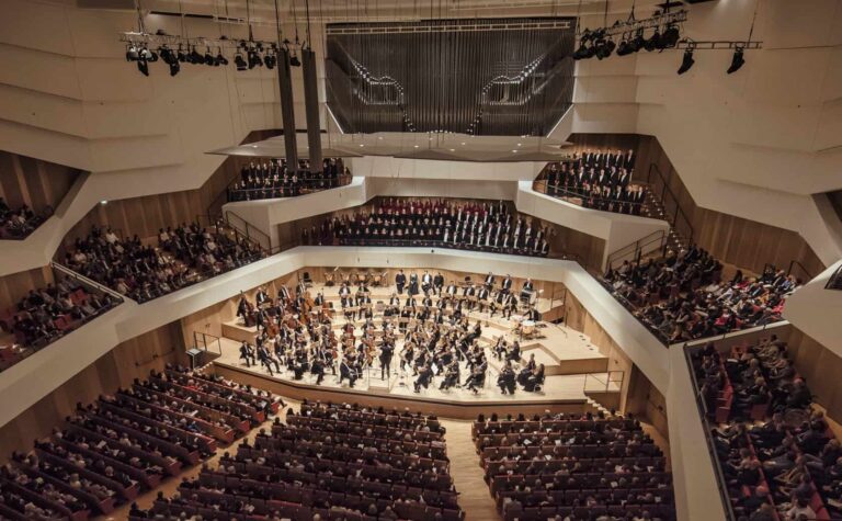 Kulturpalast Dresden - Konzertsaal mit Orchester